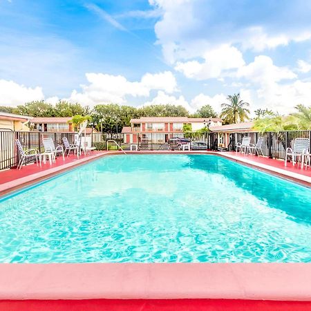 Econo Lodge Inn & Suites フロリダシティ エクステリア 写真