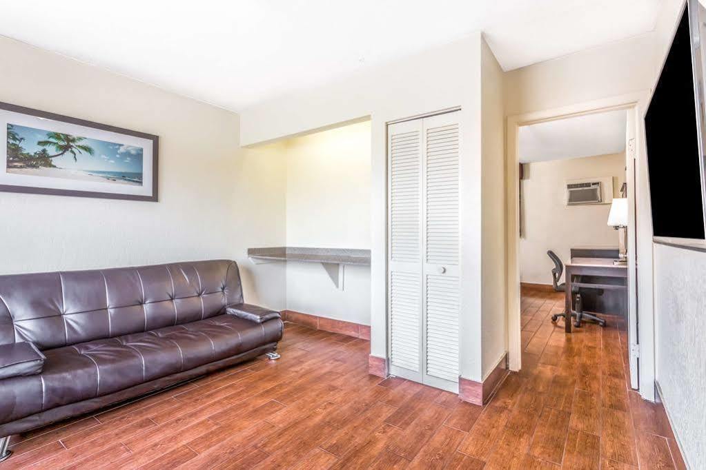 Econo Lodge Inn & Suites フロリダシティ エクステリア 写真
