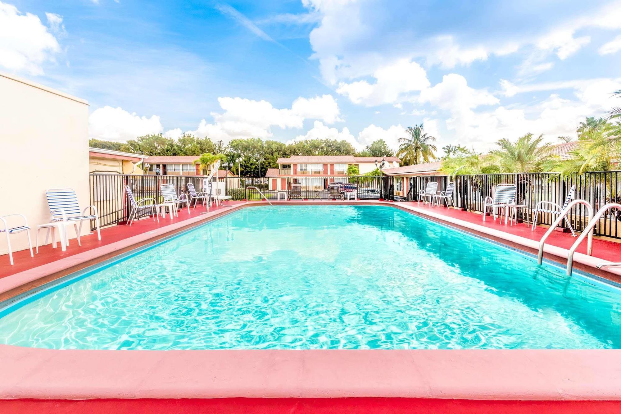 Econo Lodge Inn & Suites フロリダシティ エクステリア 写真